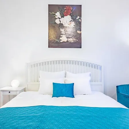 Cute Little Next To Margaret Island *